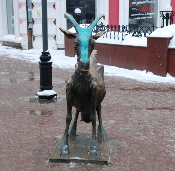 Скульптура козы на Большой Покровской пострадала от вандалов (ФОТО) (дополнено) - фото 1