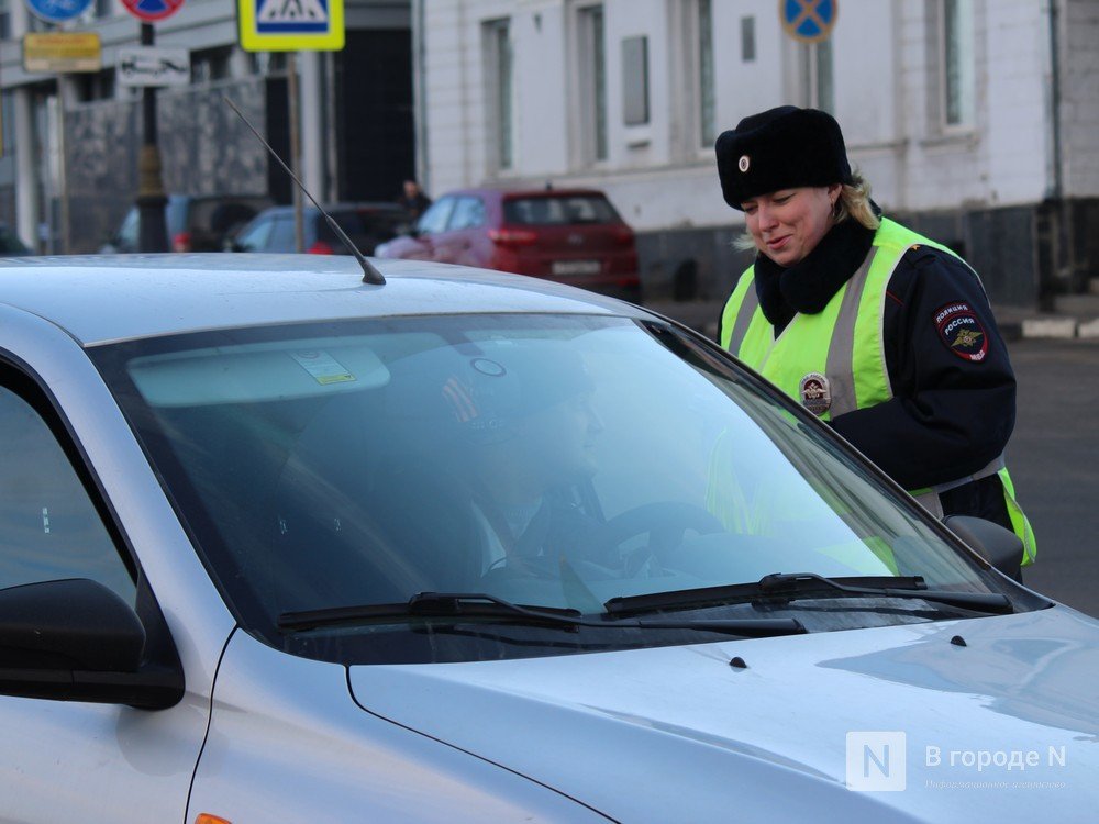 Девушки-полицейские поздравили нижегородских водителей с Днем защитника Отечества - фото 3