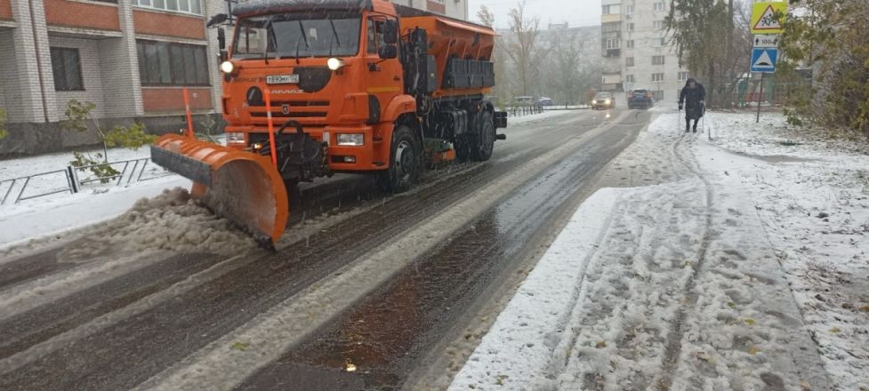Обработка дорог противогололедными материалами началась в Нижнем Новгороде - фото 1
