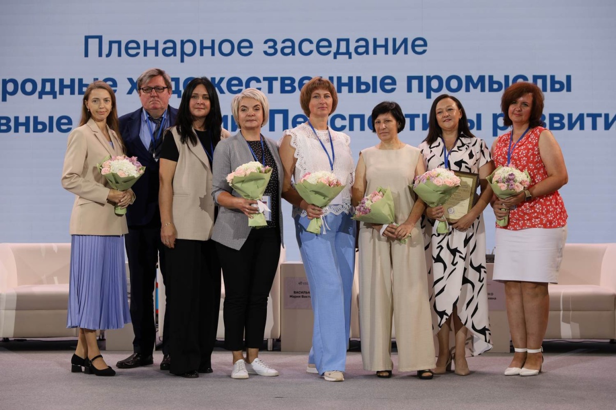 Более 30  нижегородцев получили награды за развитие отрасли НХП - фото 1