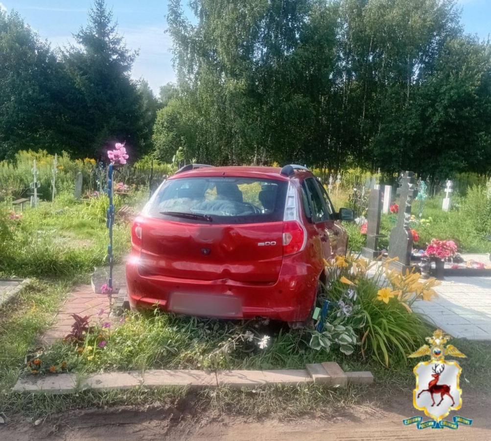 Женщина за рулем иномарки разрушила могилы на кладбище в Городецком округе - фото 2