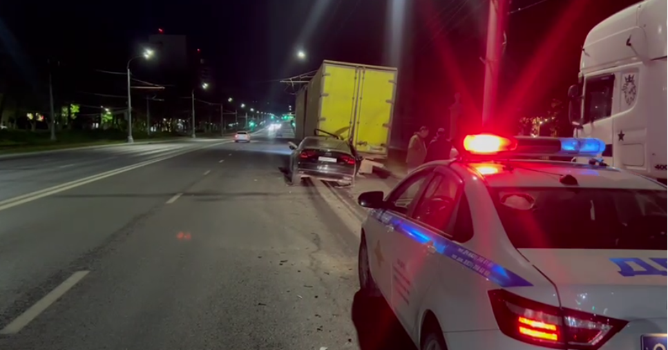 Водитель Audi попал в ДТП с большегрузом в Нижнем Новгороде - фото 1