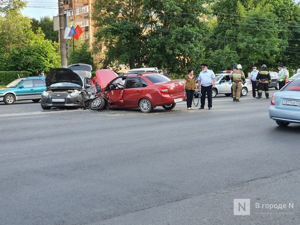 Четыре человека, в том числе ребенок, пострадали в массовой аварии на проспекте Гагарина - фото 1