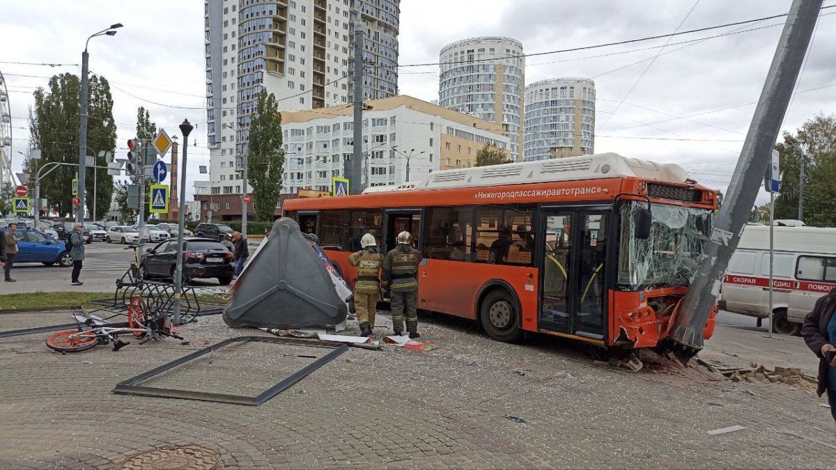 5 191 2022. Автобус врезался в столб. Аварии на общественном транспорте.