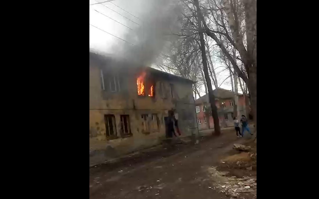 Двух детей спас из горящего дома житель Павлова