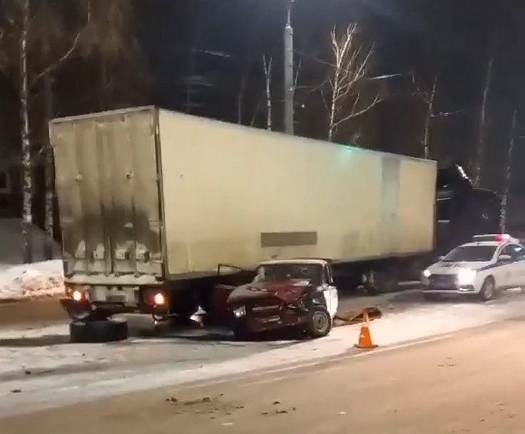 Водитель и пассажирка &laquo;семерки&raquo; получили травмы после столкновения с фурой в Нижнем Новгороде - фото 1