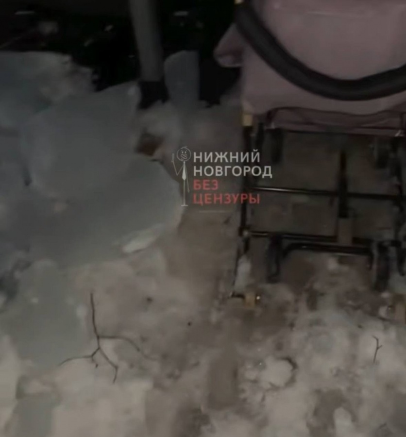 Ледяная глыба чуть не убила женщину с ребенком в Нижнем Новгороде - фото 1