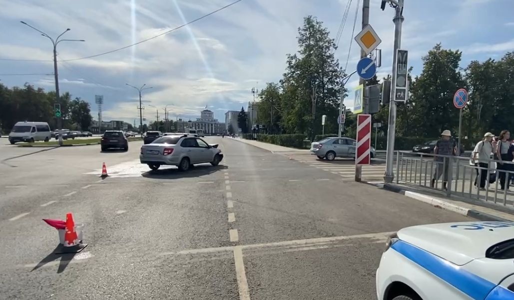 Двое детей пострадали в жесткой аварии в Дзержинске - фото 1