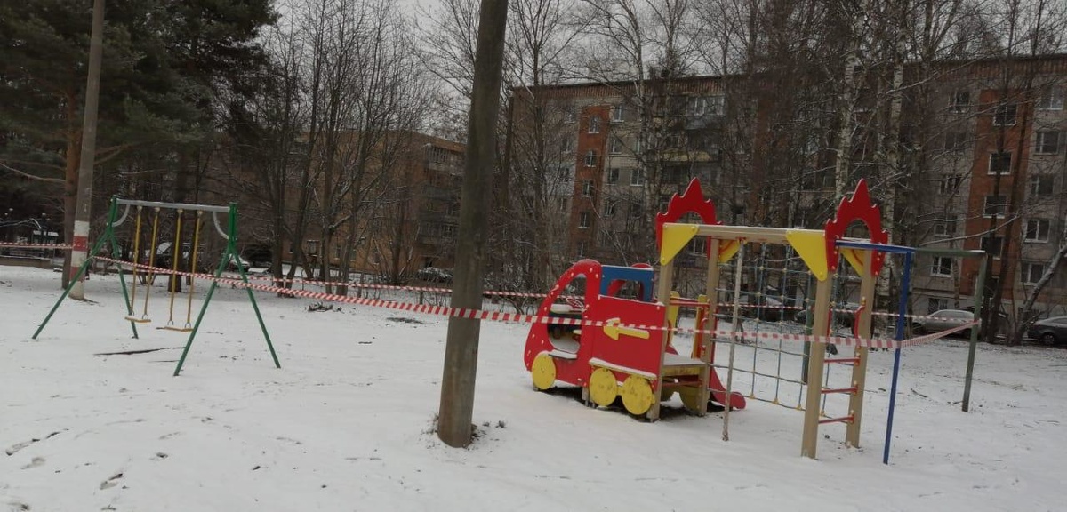 Сигнальными лентами огораживают детские площадки и парки в Нижнем Новгороде