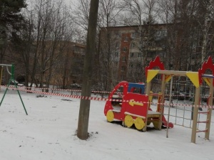 Сигнальными лентами огораживают детские площадки и парки в Нижнем Новгороде
