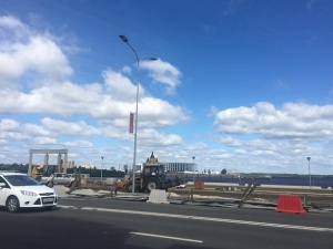 Синий забор на Нижне-Волжской набережной снес ветер (ФОТО)