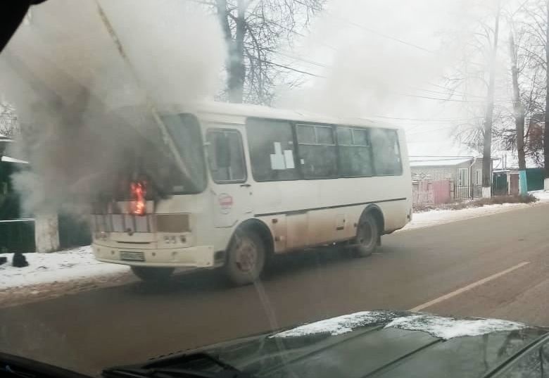 Автобус с пассажирами загорелся в Павлове - фото 1