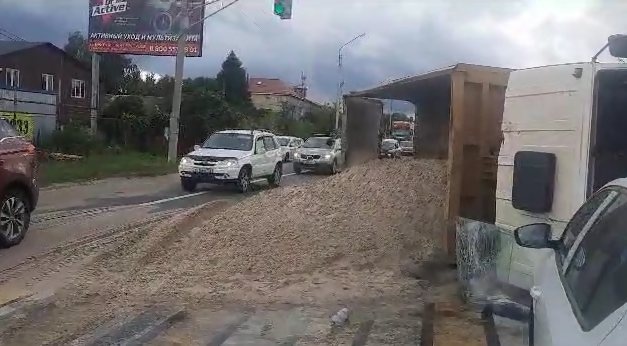 Грузовик с песком опрокинулся на Московском шоссе в Нижнем Новгороде - фото 1