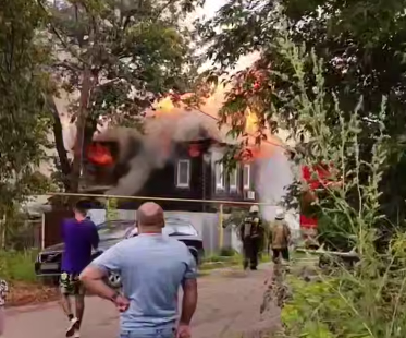 Частично расселенный двухэтажный дом горит в Нижнем Новгороде - фото 1