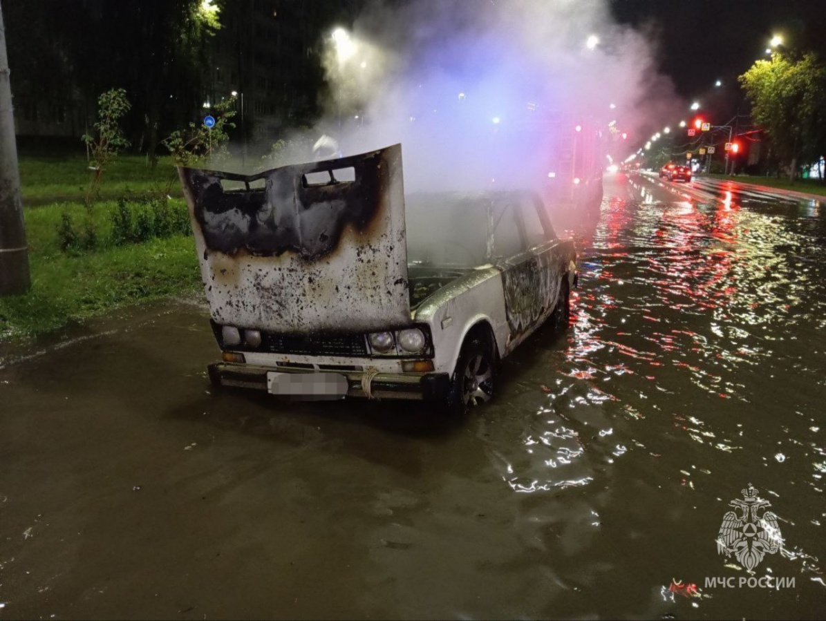 Салон &laquo;Жигули&raquo; загорелся ночью на Автозаводе в Нижнем Новгороде - фото 1