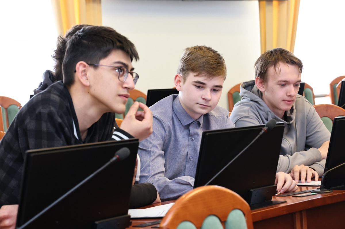 Нижегородские школьники побывали в роли депутатов Законодательного собрания - фото 1