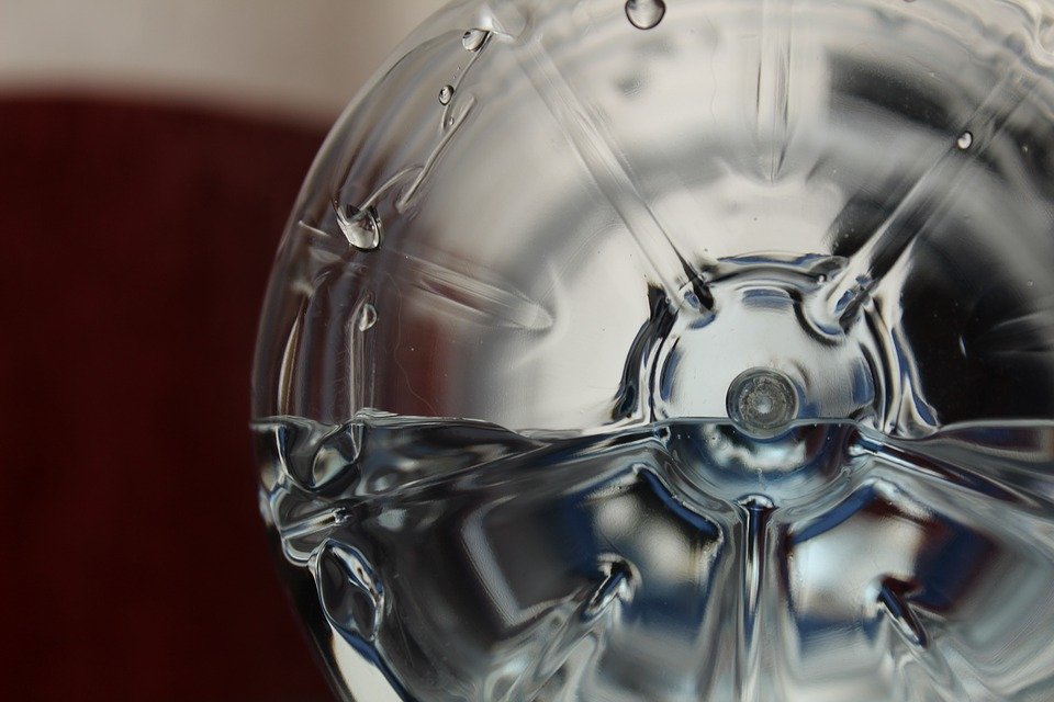 3 опасности, которые таит вода в пластиковой бутылке - фото 1