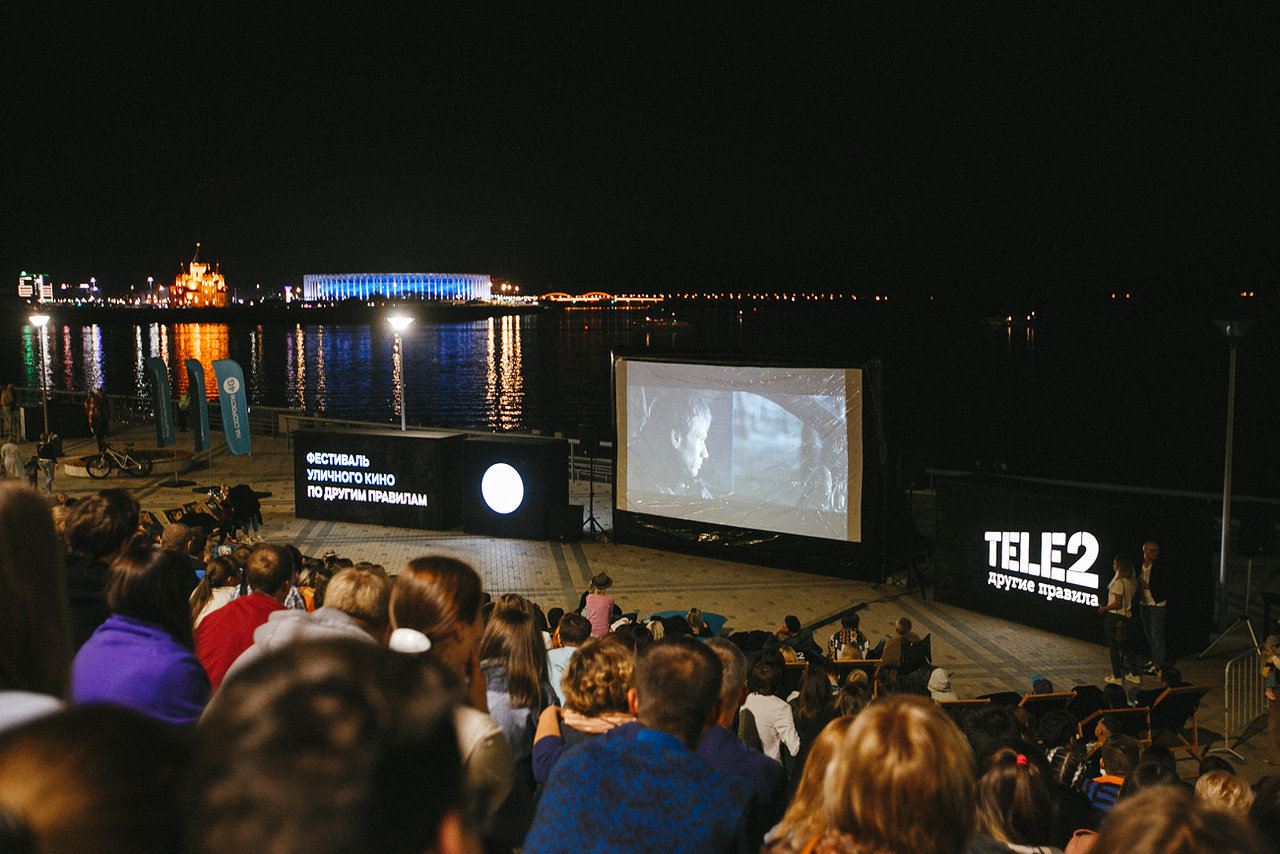 Более 1,5 тысячи нижегородцев посетили летний кинотеатр на Нижне-Волжской набережной - фото 1