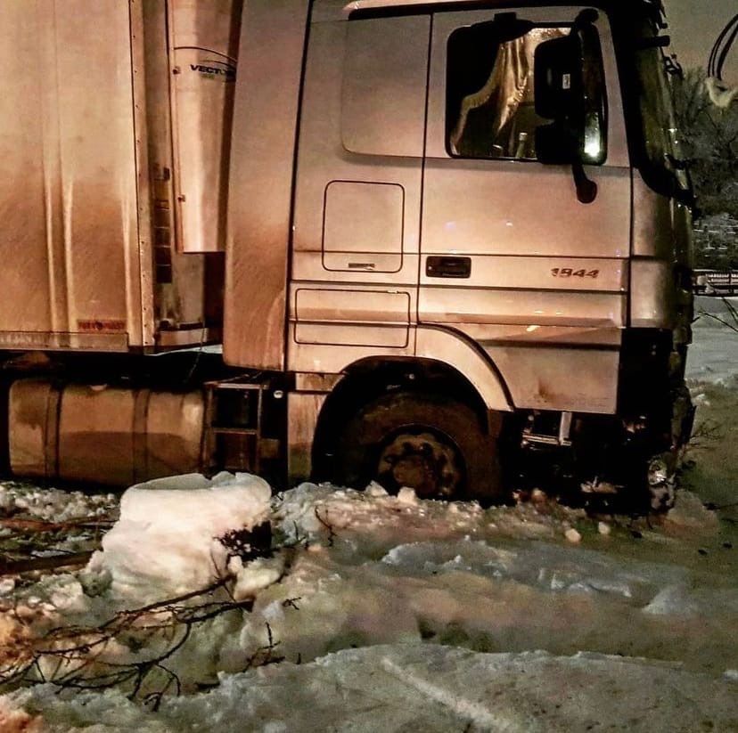 Фура с 20 тоннами мяса попала в ДТП в Нижнем Новгороде