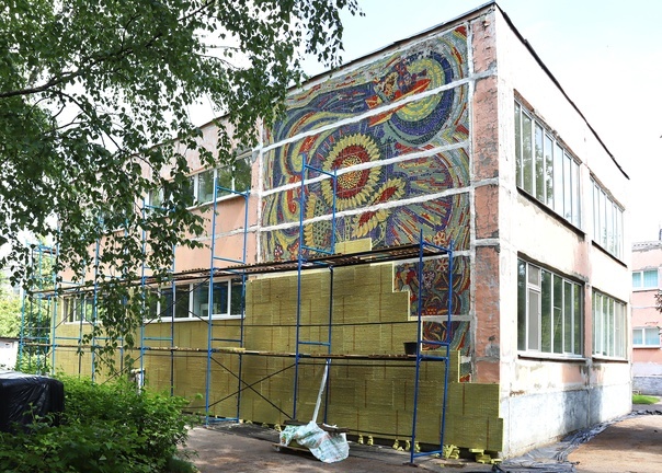 Панно советской мозаики на фасаде №394 в Сормове коммунальщики закрывают утеплителями - фото 1