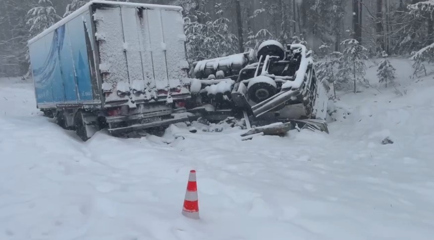 Фура перевернулась на трассе в Нижегородской области из-за метели - фото 1