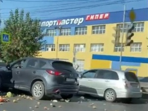Соцсети: ДТП с перевозившей яблоки машиной спровоцировало пробку на Московском шоссе