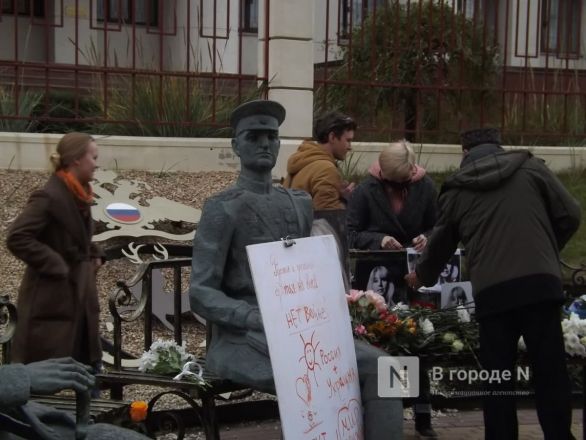 Нижегородцы возложили цветы в память погибшей журналистки Ирины Славиной - фото 3