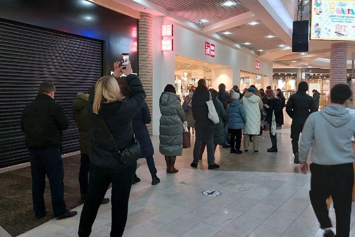 Огромные очереди образовались у закрывающего магазина Uniqlo в нижегородском ТЦ - фото 1