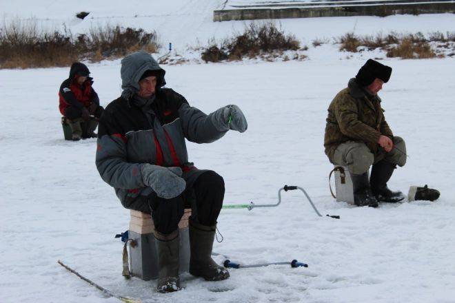 По тонкому льду: сотрудники нижегородской ГИМС предупредили рыбаков об опасности - фото 25