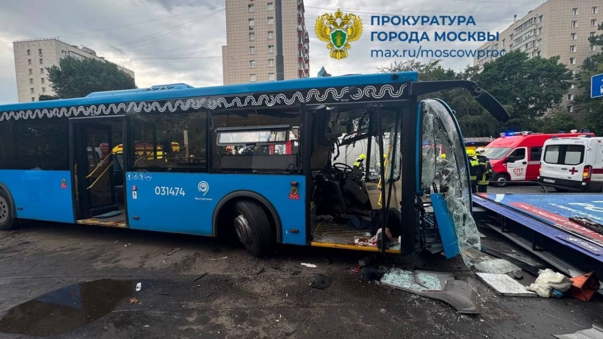 Грузовик с нижегородскими номерами попал в серьезное ДТП с автобусом в Москве - фото 2