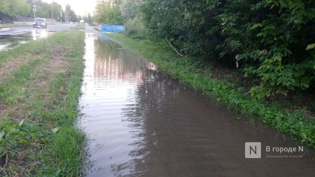 Пешеходную дорожку около кладбища затопило на Казанском шоссе
