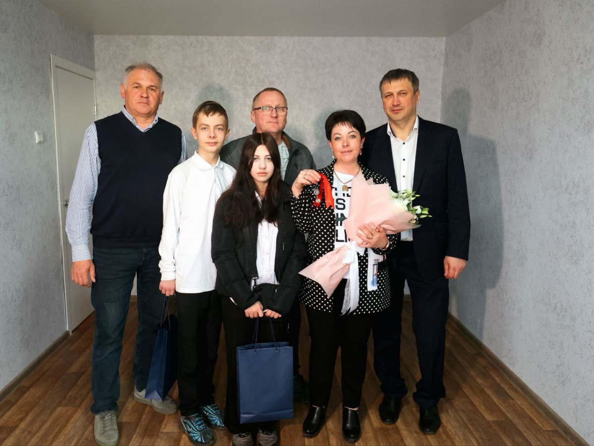 Мэр Дзержинска вручил ключи от новых квартир переселенцам из аварийного жилья