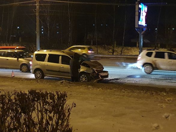 Легковушка и грузовик столкнулись на проспекте Гагарина - фото 2