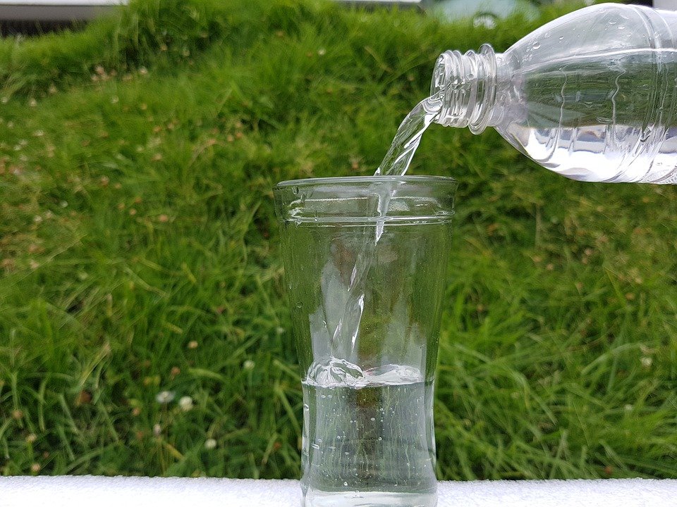 Пять ситуаций, когда вам точно стоит выпить стакан воды - фото 2