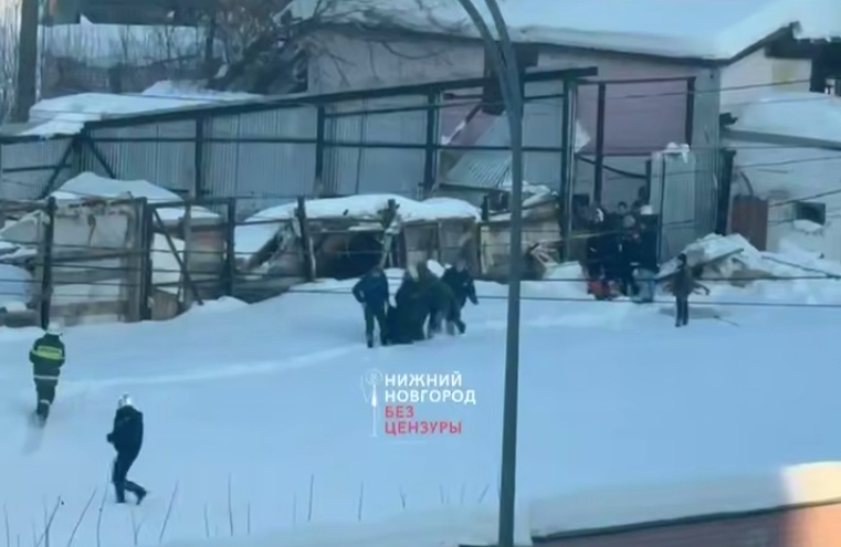 Один человек погиб при обрушении крыши здания в Нижнем Новгороде - фото 1