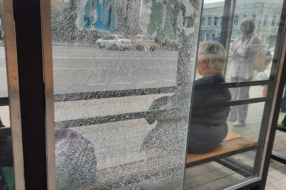 Вандалы разбили новую остановку в центре Богородска - фото 1