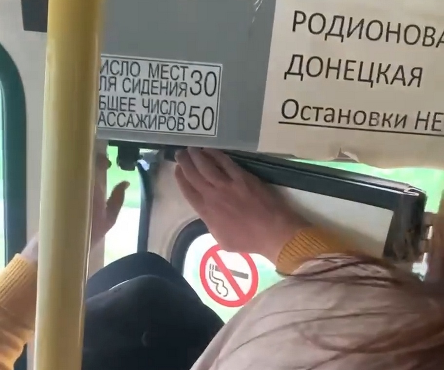 Пассажирам автобуса в Кстово пришлось экстренно чинить дверь - фото 1