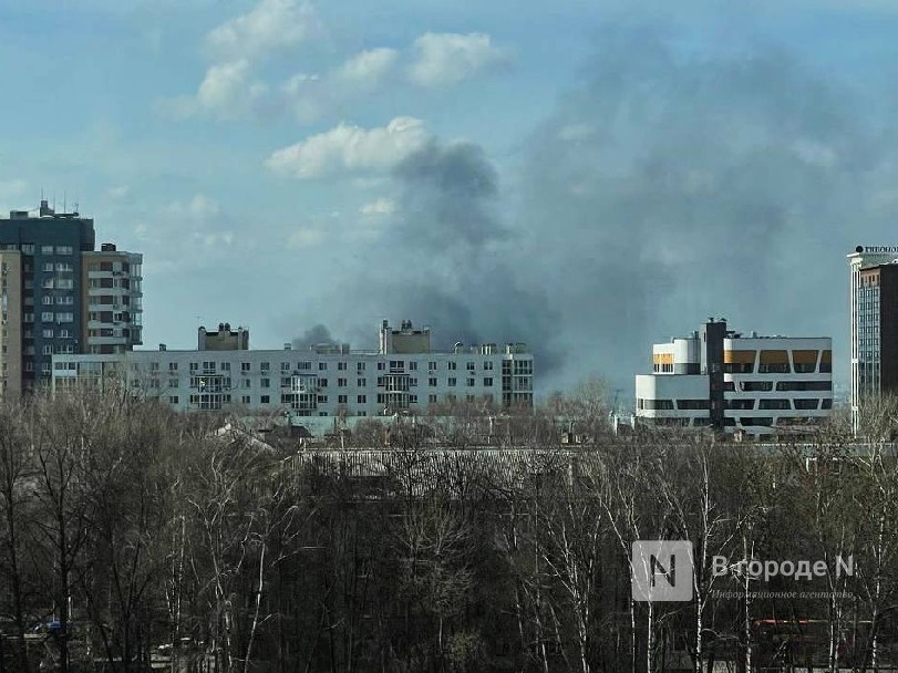 Надворные строения горят на площади в 50 квадратных метров на улице Фильченкова - фото 1