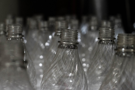 Какой вред здоровью причиняет магазинная вода из пластиковых бутылок