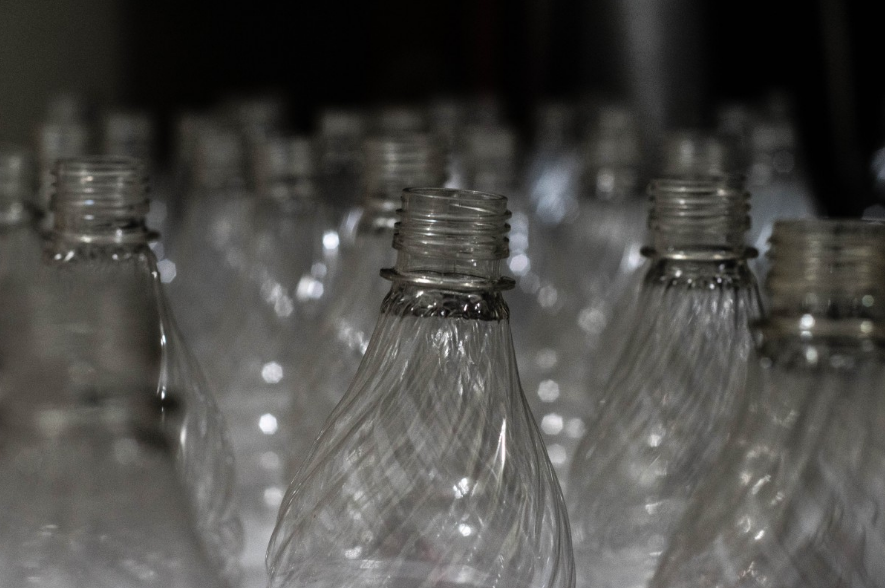 Какой вред здоровью причиняет магазинная вода из пластиковых бутылок - фото 1