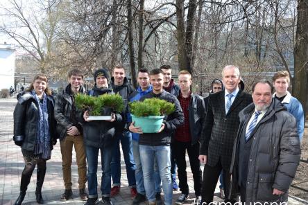 Выпускники СамГУПС посадили зеленую аллею в Нижнем Новгороде