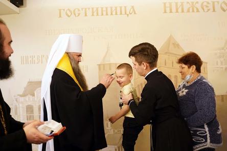 Митрополит Георгий вручил беженцам из Донбасса дивеевские сухарики и иконы