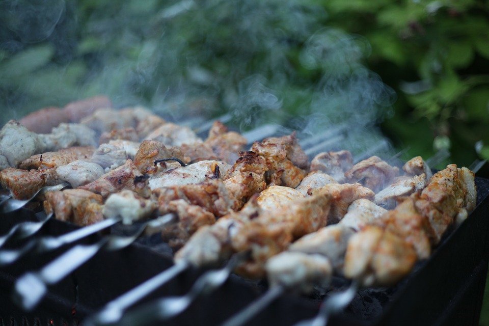 Сосед жарит шашлыки под окнами дома