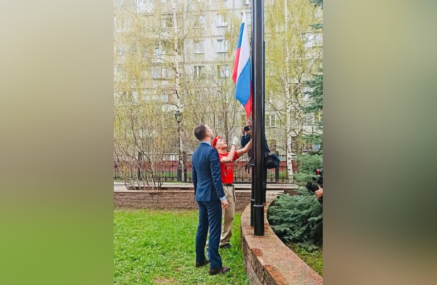&laquo;Дети не понимали, какой сегодня праздник&raquo;: в нижегородских школах начали поднимать флаги - фото 1