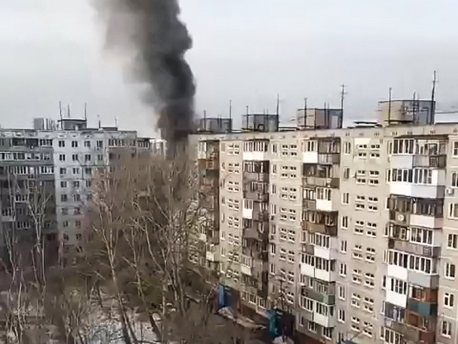 Жителей девятиэтажки эвакуируют в Нижнем Новгороде из-за пожара - фото 1