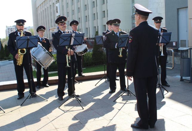Оркестр нижегородской полиции дал концерт под открытым небом в честь 9 Мая  - фото 19