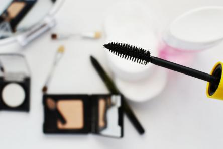 Почему красить ресницы тушью опасно для здоровья