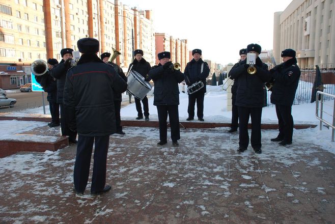 Оркестр нижегородской полиции сделал музыкальный подарок женщинам (ФОТО, ВИДЕО) - фото 5