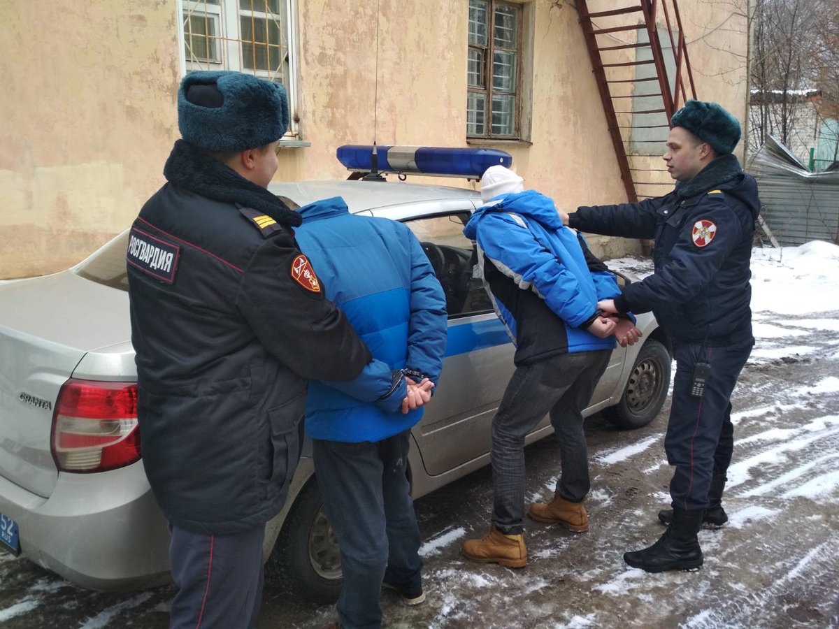 Слезоточивый газ применили два нижегородских грабителя в одном из торговых объектов Автозаводского района - фото 1
