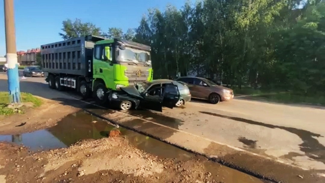 Пьяный водитель «Лады» получил травмы в ДТП с грузовиком в Арзамасе